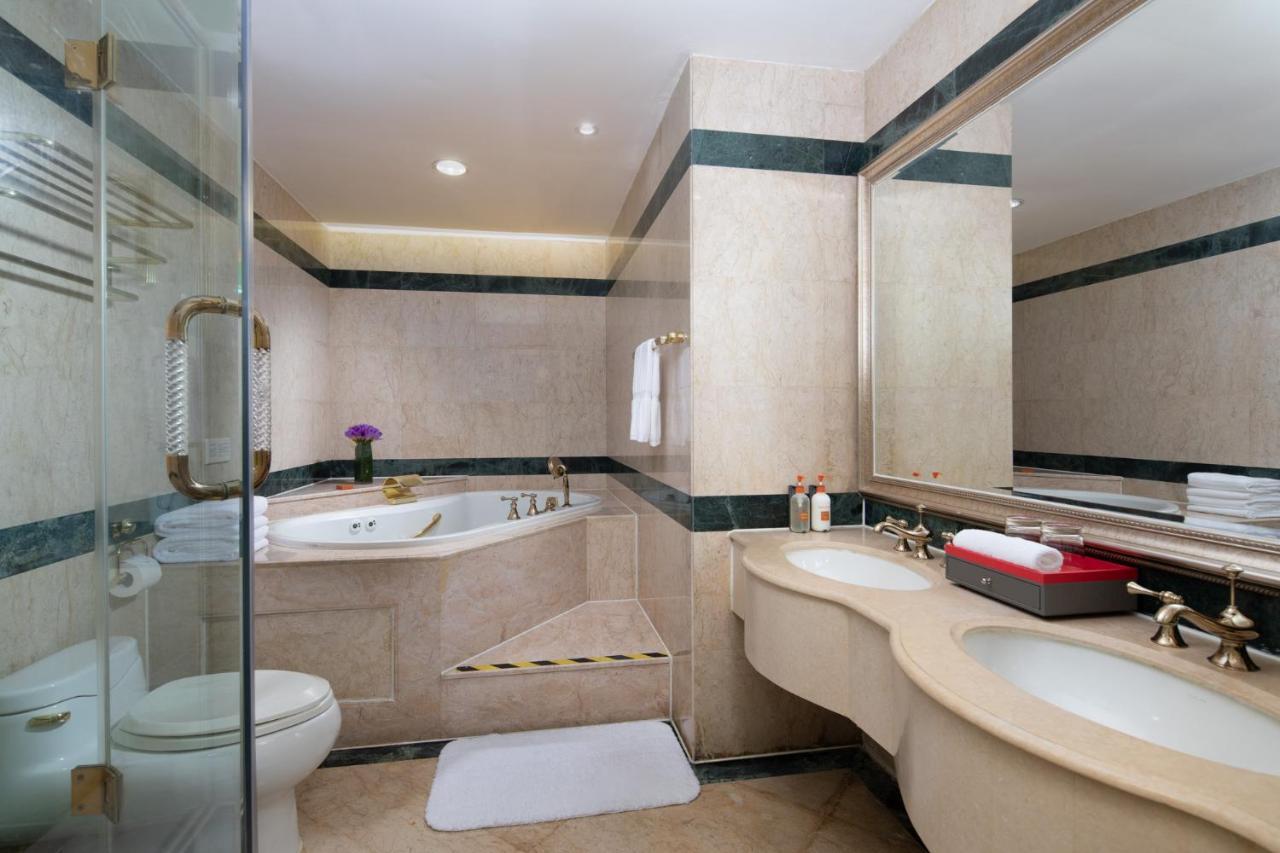 Crowne Plaza Shanghai Nanjing Road By Ihg ภายนอก รูปภาพ A bathroom in a hotel