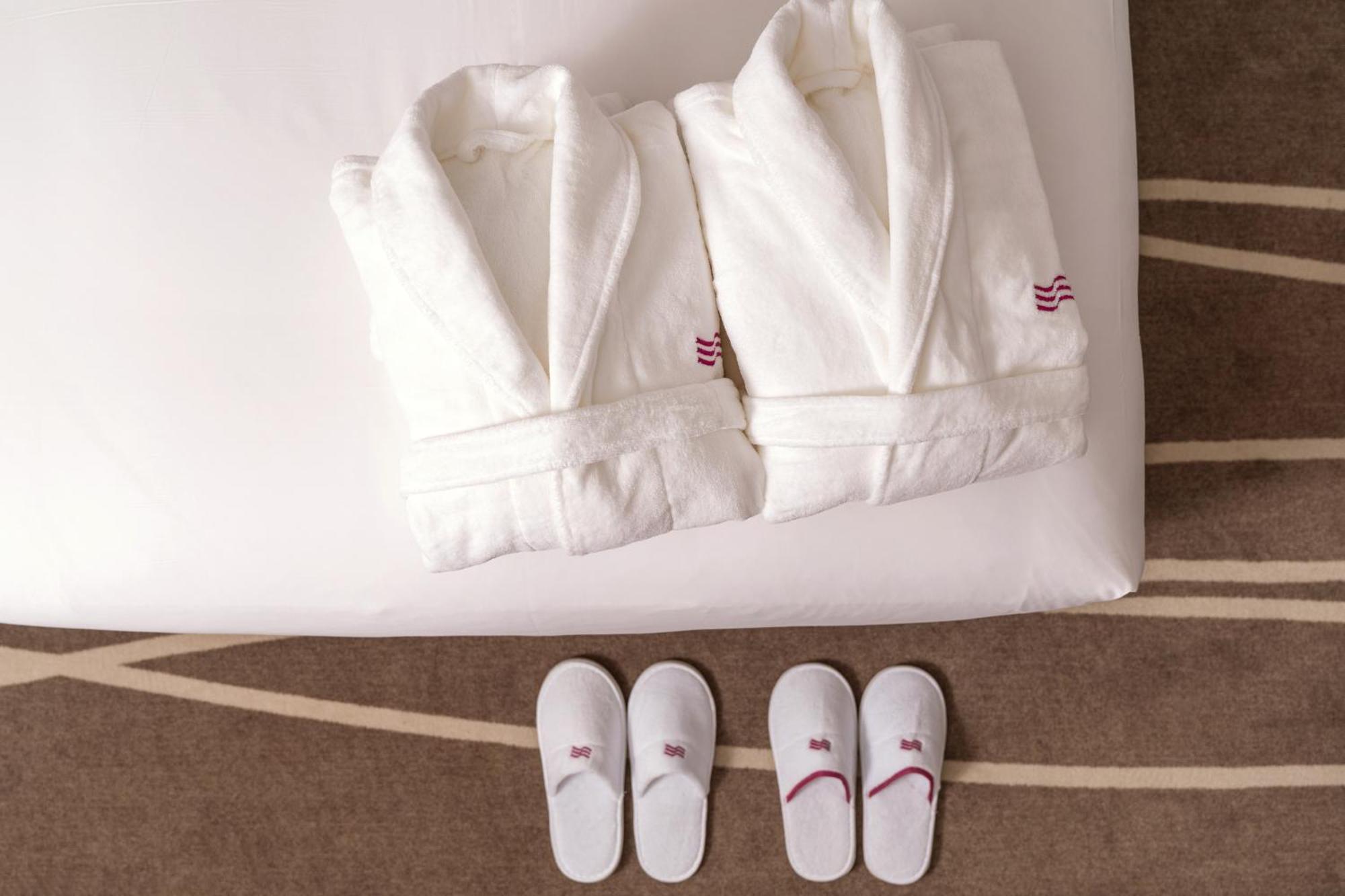 Crowne Plaza Shanghai Nanjing Road By Ihg ภายนอก รูปภาพ Bathrobe and slippers